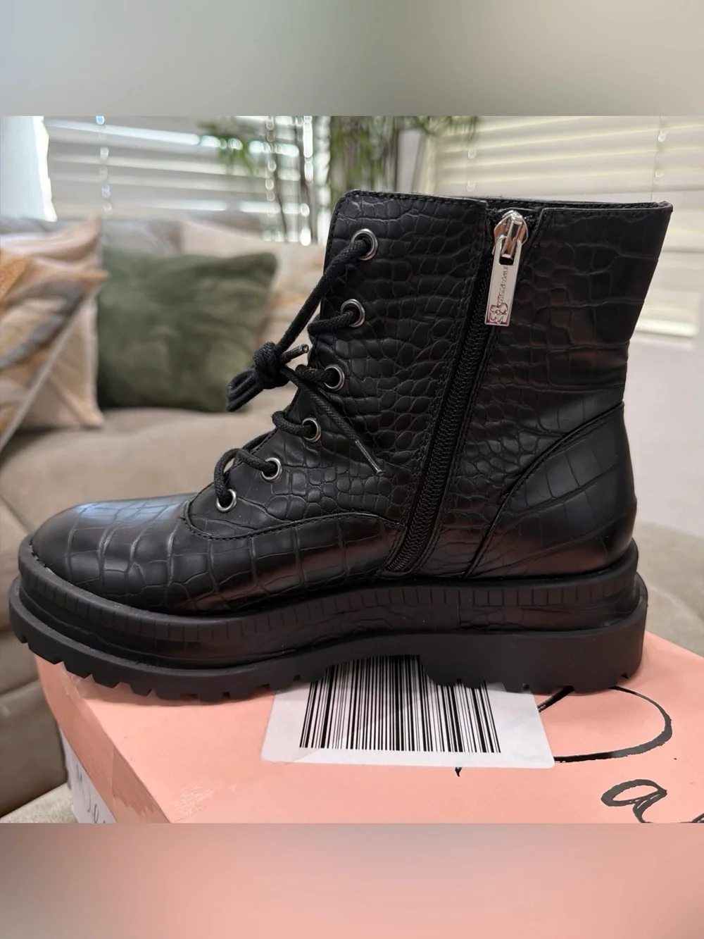 Jessica Simpson men lace